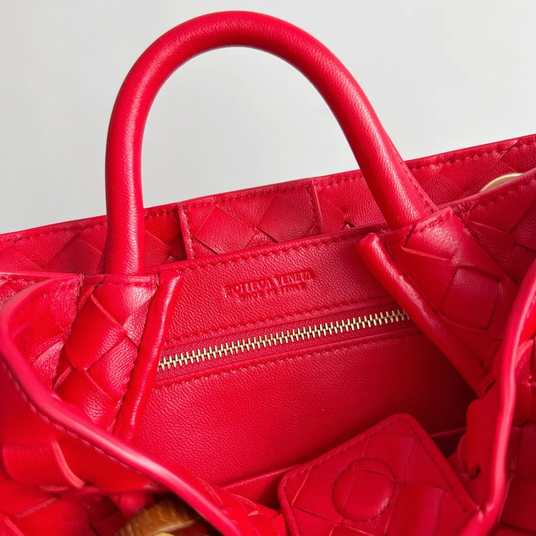 The new Andiamo batch of 3060 BV is shipped‼ ️The classic intercciato weaving process is used to create a soft bag, the metal knot is made of micro-cast aluminum using jewelry technology🪢, and the decorative beads are made of metal and hand-polished oak, allowing you to jump repeatedly between elegance and fun💃, making it unpredictable. Classic and versatile, it shows off your temperament, and the bag has a large capacity, making it very convenient for daily commuting! It has a variety of carrying methods, the shoulder straps can be adjusted by yourself, the original lambskin feels soft and delicate, and the unisex style breaks gender boundaries and brings a more practical and long-lasting use experience. The Andiamo, which has both elegant and casual styles, perfectly interprets the "fashionable old money style". Style No.: 743568+Wood Hardware Color: National Flag Red Size: 25*22*10.5cm